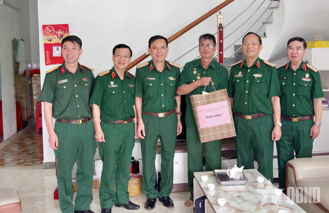 Ban Liên lạc sĩ quan cấp tướng tỉnh Quảng Ninh tri ân gia đình chính sách